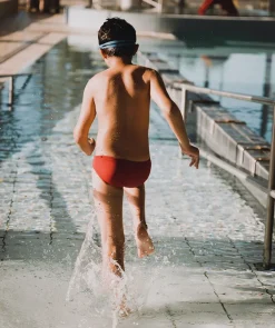 Hot Watery trekantede badebukser til drenge - Budgie Eco - Red Sporty