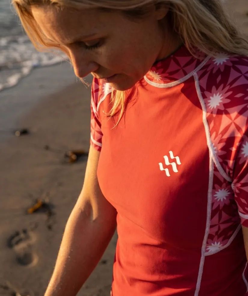 New Watery UV-trøje til damer - Aiko Kortærmet Rashguard - Pink/mørkerød
